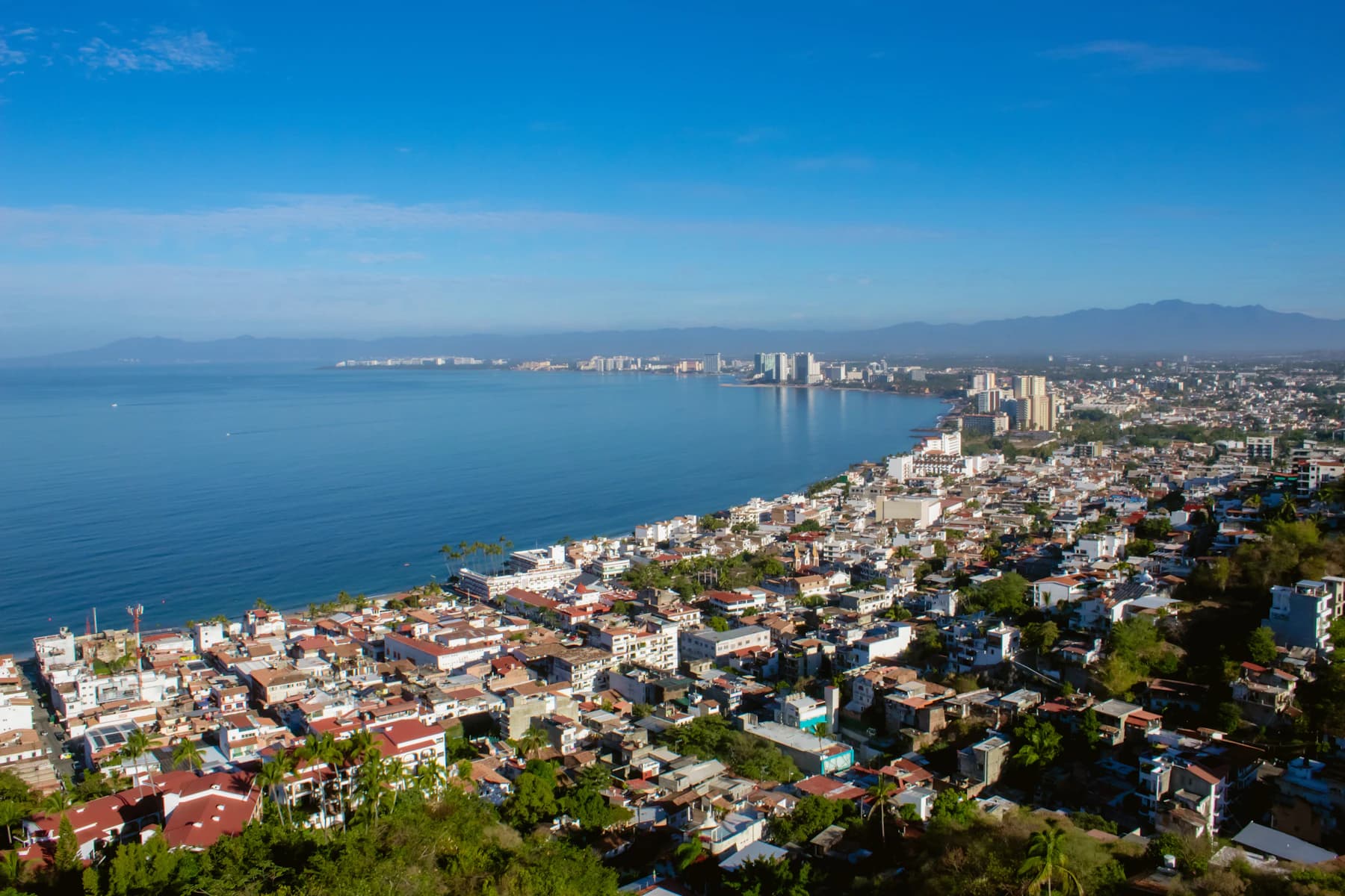 Vista de la bahía y la costa de Puerto Vallarta desde la ciudad.